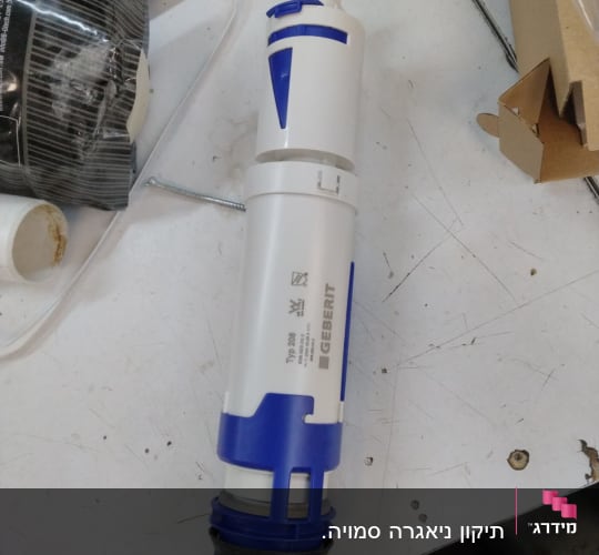 חלקי אינסטלציה וכלים על שולחן עבודה